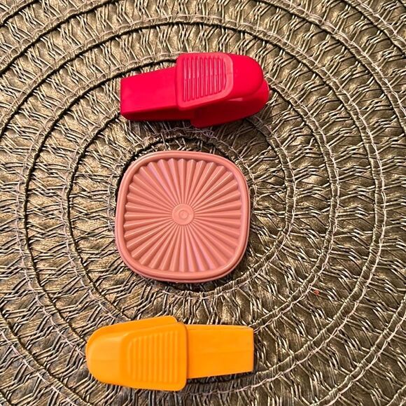 NWOT vintage 1980’s Tupperware 2 strawberry hullers 1 magnet - Picture 2 of 4